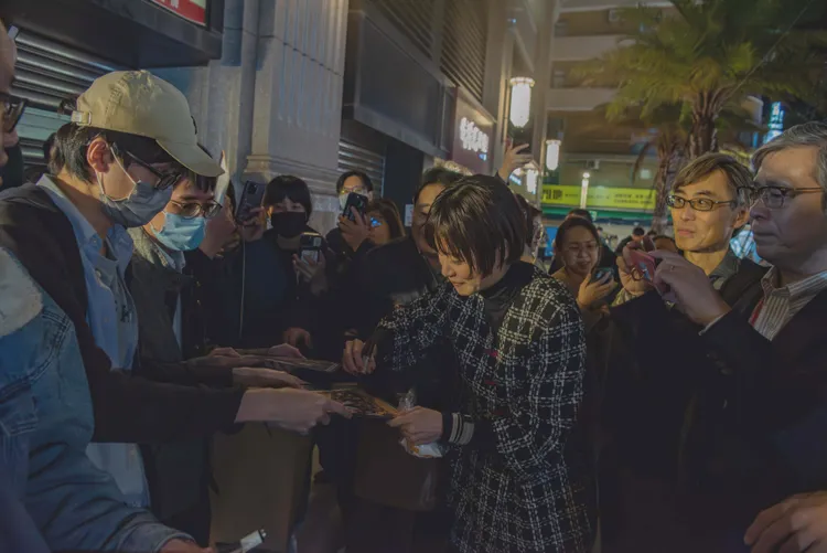 上野樹里逛夜市，吸引大批粉絲拿著海報、場刊追星。天馬行空提供