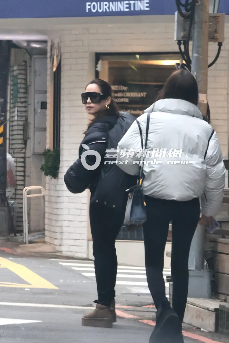 石貞善（左）把握等車時間，和程穎婕準備去拍網美照。特勤中心攝