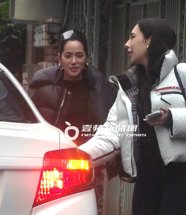 石貞善（左）拍完美照，和程穎婕一起搭上多元計程車離去。特勤中心攝