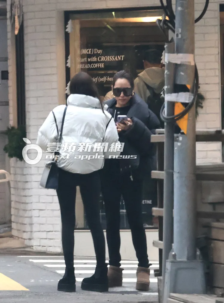 石貞善（右）反覆看照片成果，不滿意再繼續拍。特勤中心攝