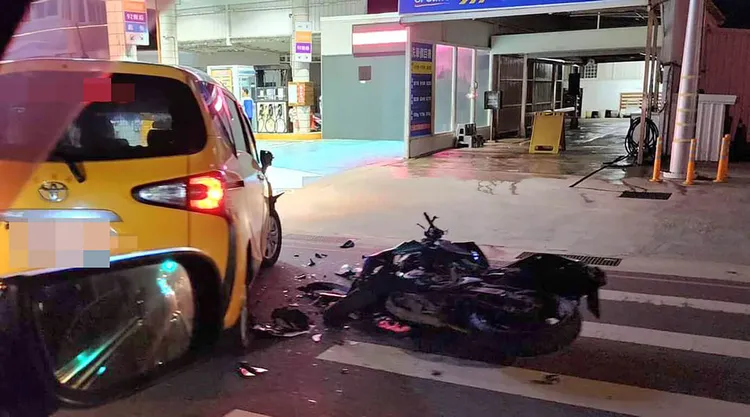 澎湖馬公市加油站前12日晚間7點左右發生死亡車禍。馬公警分局提供