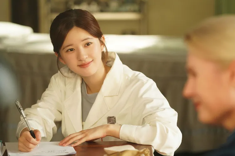 趙露思為戲學習針灸。中天娛樂台提供