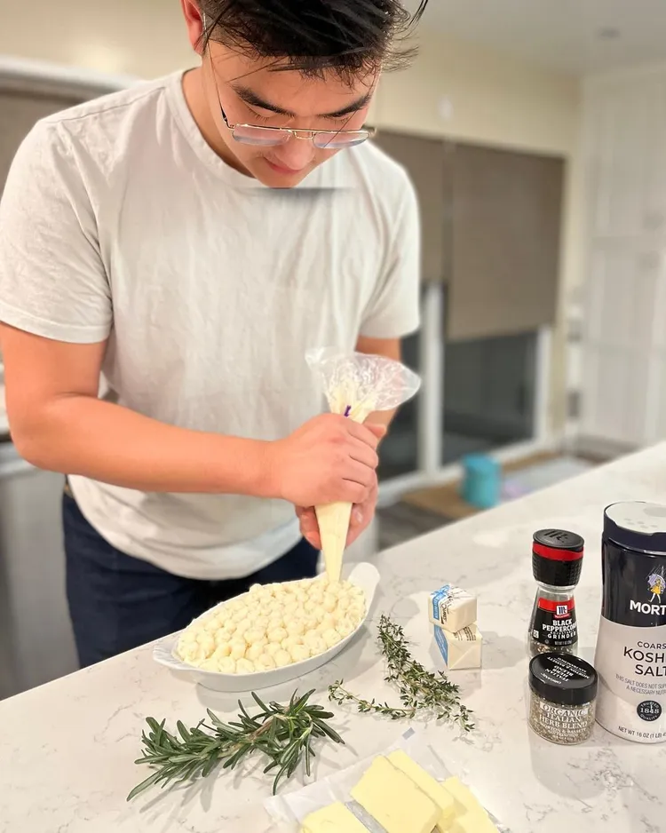 孫瑩瑩的19歲帥兒正在準備聖誕大餐。翻攝孫瑩瑩IG