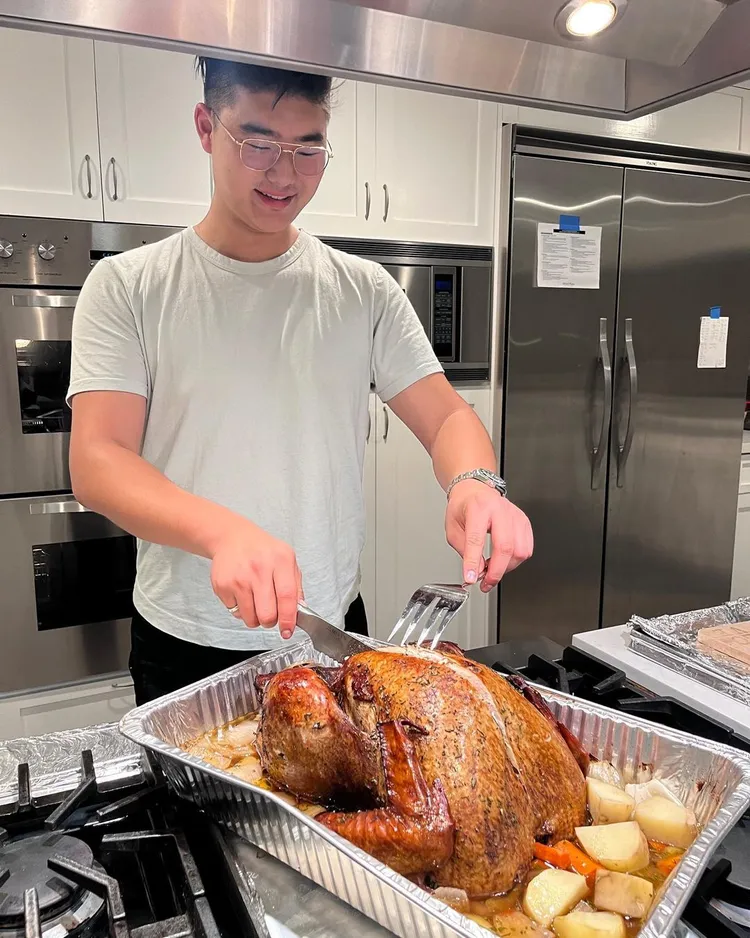 孫瑩瑩的19歲帥兒正在準備聖誕大餐。翻攝孫瑩瑩IG