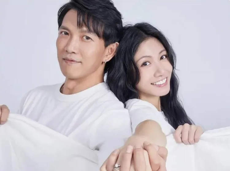 黃尚禾（左）和李千娜10月宣告登記結婚。翻攝李千娜臉書