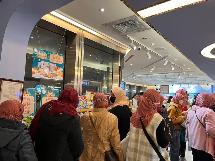 穆斯林民眾於全家便利商店挑選商品。臺北市政府觀光傳播局提供