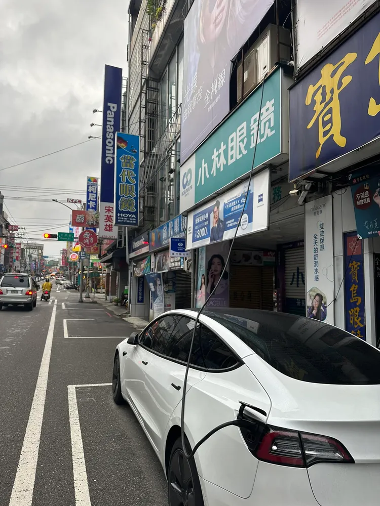 一名網友日前在苗栗大成路上，驚見充電線從天而降，正在幫一輛電動車充電。翻攝《路上觀察學院》社團