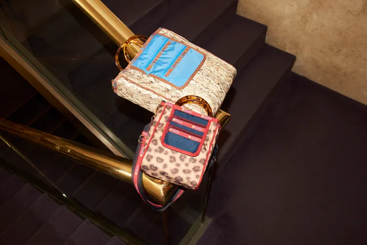 「雙拉鍊口袋托特包」利用玳瑁紋風格手柄混搭休閒風的尼龍材質。品牌提供