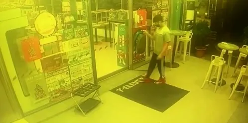 超商店員撿到背包，裡面有價值100萬元的外幣。民眾提供