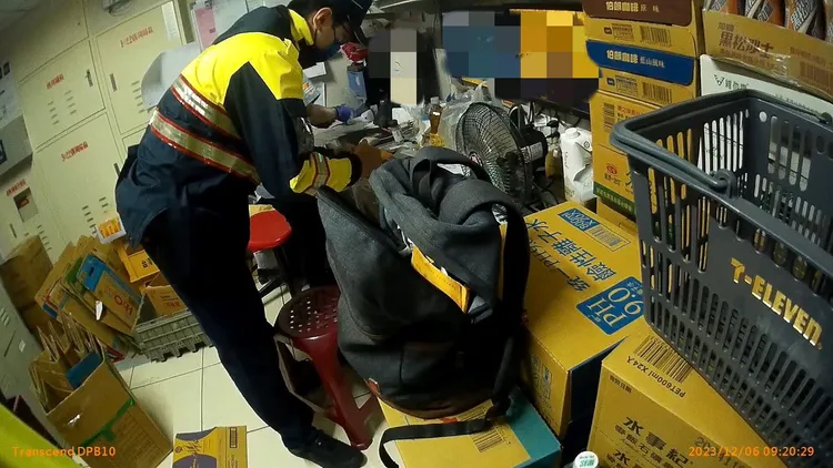 警方初步清點背包財物並調閱監視器確認是劉男遺失。民眾提供