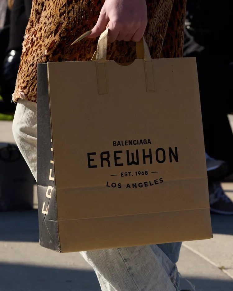 BALENCIAGA與洛杉磯雜貨店Erewhon合作的手提袋。品牌提供