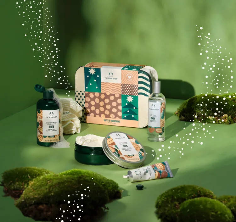 乳油木果經典原裝禮盒，包含250ml沐浴乳、200ml身體滋養霜、30ml護手霜、100ml身體芳香菁露、沐浴球，2480元。品牌提供 