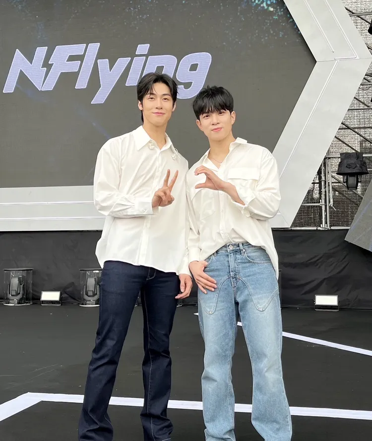 N.Flying昨晚抵台時先品嚐道地小吃，頗為入境隨俗。年代提供