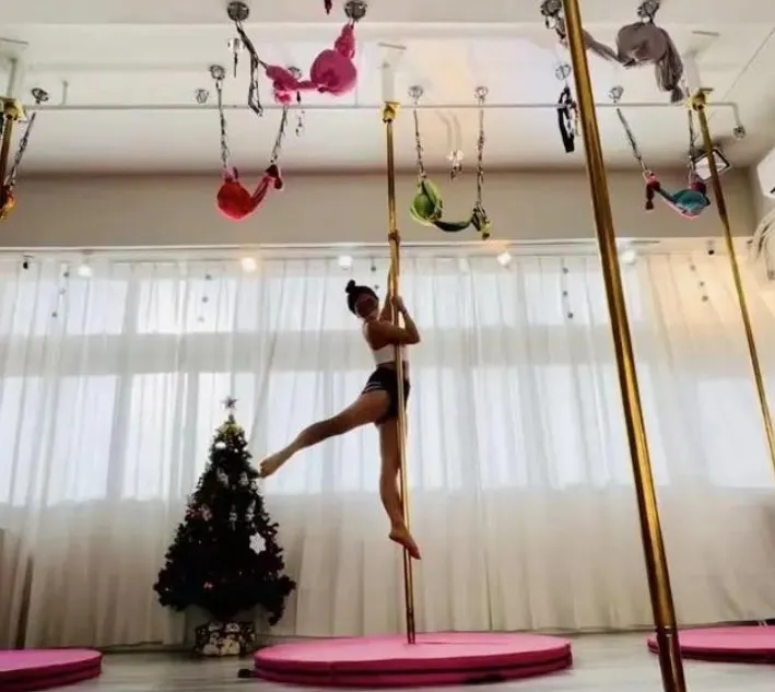 羅琦平時非常重視鍛鍊和健身，有朋友分享羅琦的朋友圈照片，她平時酷愛鋼管舞（圖），積極參加各種運動，身體一直都很好。翻攝育學筆談