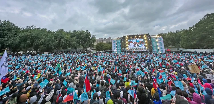 民眾黨總統候選人柯文哲17日前往桃園造勢，宣稱現場有1.2萬人。民眾黨提供