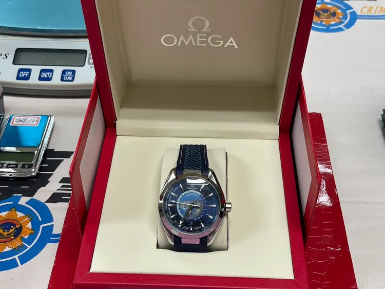 不法所得歐米茄名錶。翻攝畫面