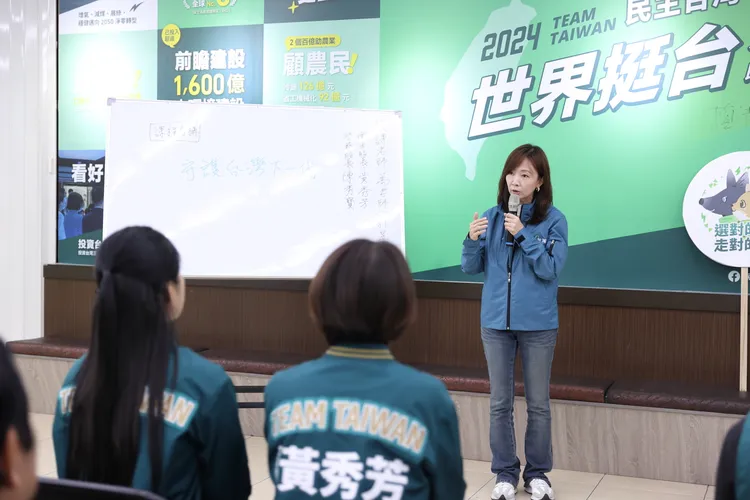 「萬老師」郭昱晴上講台致詞。讀者提供