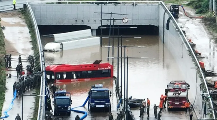 南韓忠清北道是7月暴雨的重災區。警消從積水的地下道中尋獲多名罹難者遺體。美聯社