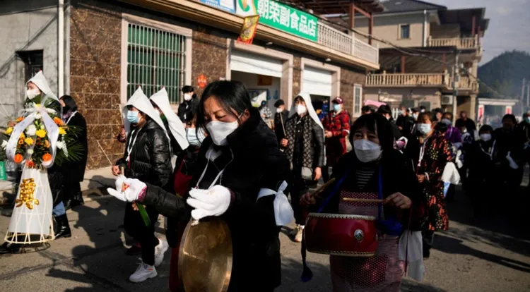 中國清零政策急轉彎造成疫情海嘯，病歿人數在年初激增。路透社資料照片