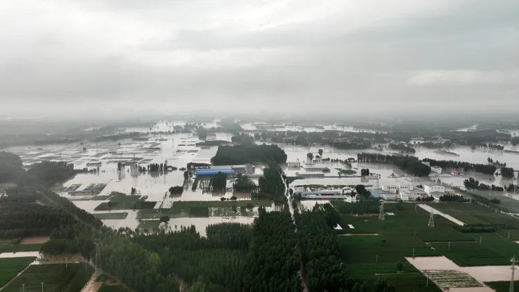 杜蘇芮環流帶來豪雨，導致河北多處橋樑倒塌道路中斷。圖為涿州8月1日淹水情況。路透社