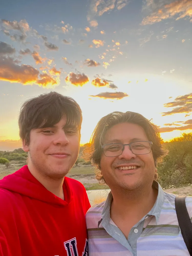 乘客包括達武德（右）和他19歲兒子，達武德是Engro集團副董事長，該公司去年營收約1318億元台幣。資料照片