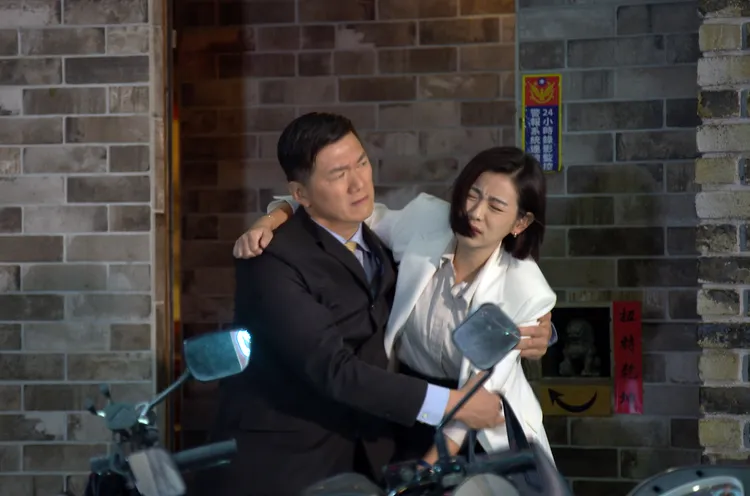 米可白（右）迷迷糊糊中被打包帶回摩鐵。台視提供 