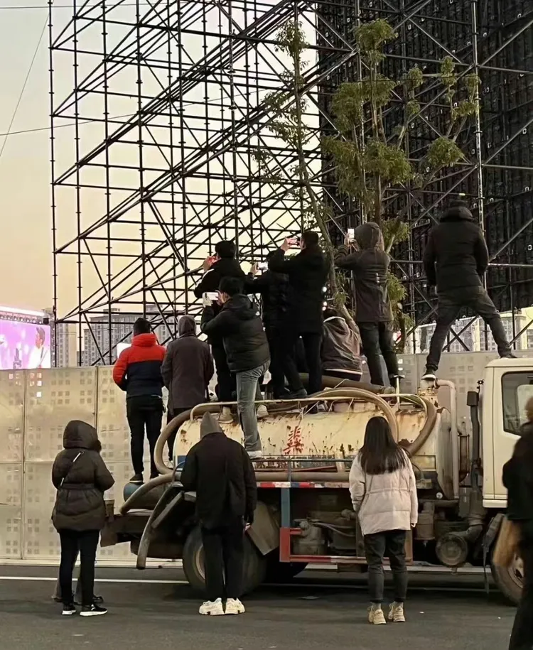 歌迷爬糞車搶看。翻攝微博