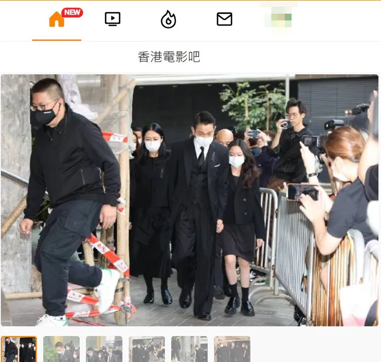 劉德華牽著太太朱麗蒨、女兒劉向蕙，一同進入他父親的靈堂。翻攝香港電影吧微博