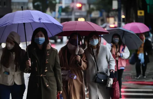 各地溫差大！明天北部、東部有雨　週末13℃冷氣團來襲
