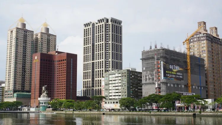 政策多空無常，導致交易量出現萎縮，對建商而言高地價與營建成本未解，市場短期難回升。葉家銘攝
