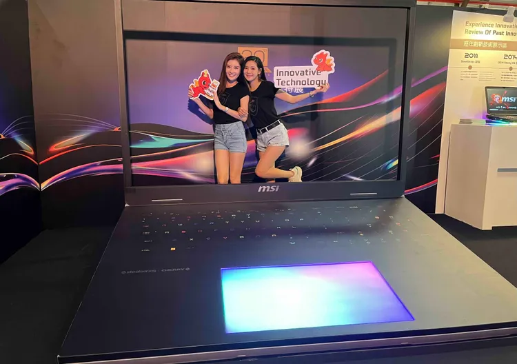 超大筆記型電腦造景可供拍照留念。周奕豪/攝