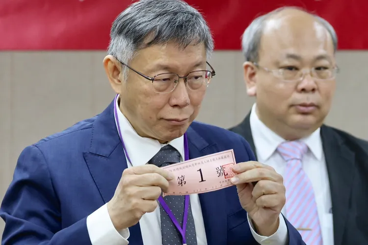 柯文哲抽中一號。