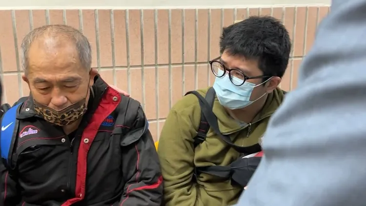 游父和任職於陽明山消防分隊的另個兒子。翻攝畫面