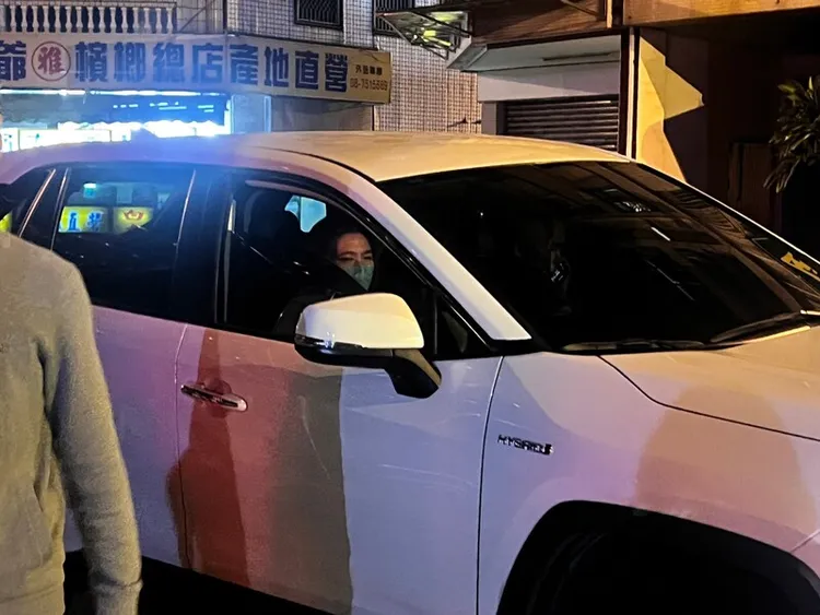 國民黨籍屏東縣議長周典論的女兒、國民黨中常委周孟蓉，因涉郭台銘總統連署案行賄，檢方訊後諭知新台幣50萬元交保。周孟蓉晚間11時30分離開屏檢，看見守候媒體，隨即奔跑上車，不發一語離去。中央社（民眾提供）