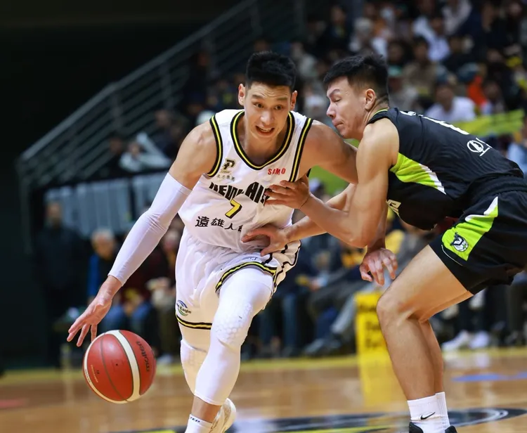 林書豪(左)切入。PLG