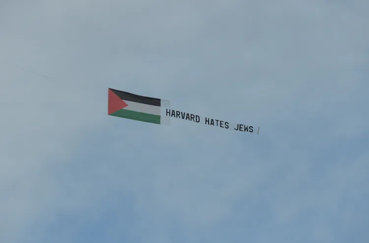 哈佛大學校園上空，有人以無人機展示標語「哈佛恨猶太人」。美聯社