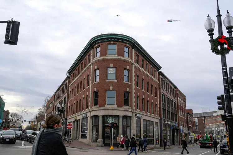 哈佛大學校園上空，有人以無人機展示標語「哈佛恨猶太人」。美聯社