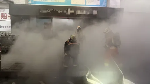 3男噴殺蟲劑點火！中壢大賣場悶燒4小時　動員上百警消救火