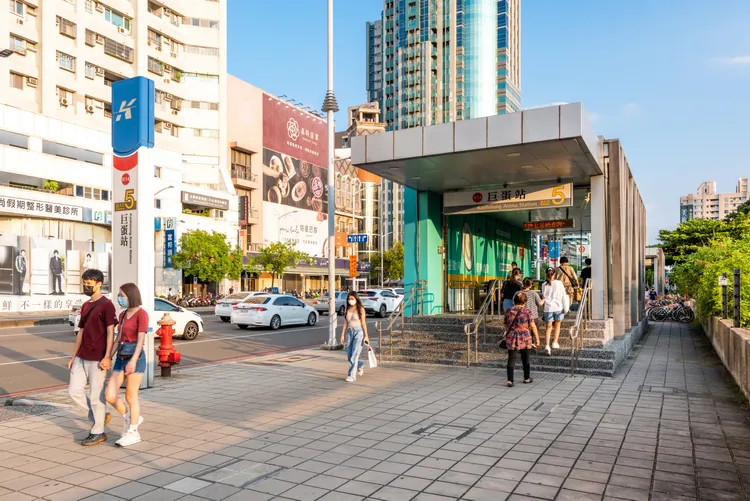 高雄市蛋黃區就坐落在漢神巨蛋百貨周邊，區段百貨、捷運、學區全部具備，屬五星生活機能。城揚建設集團提供