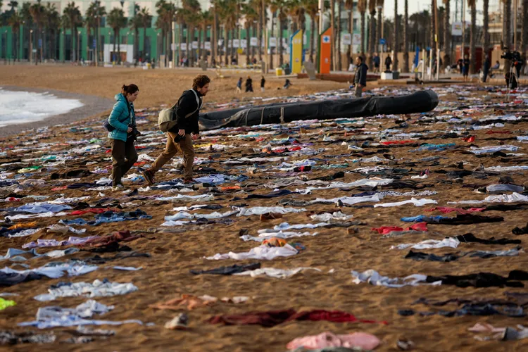 西班牙人權組織把巴塞隆納一處海灘布置成｢大型船難｣現場，用破布、爛鞋來模擬難民渡海遇到船難的艱辛。路透社