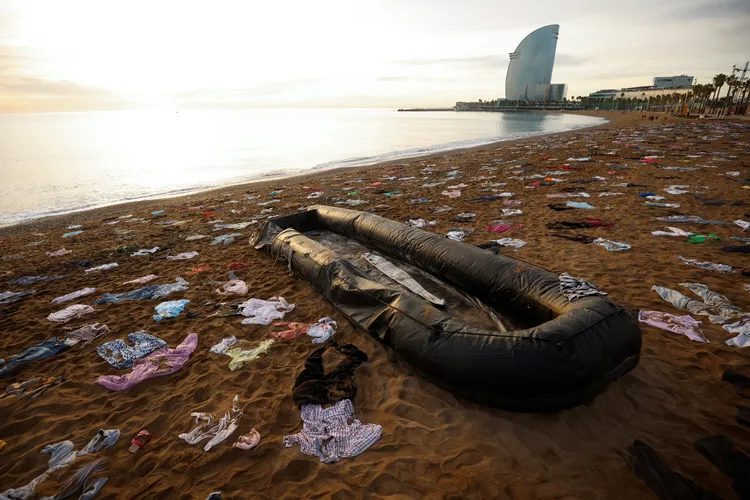 西班牙人權組織把巴塞隆納一處海灘布置成｢大型船難｣現場，用破布、爛鞋來模擬難民渡海遇到船難的艱辛。路透社