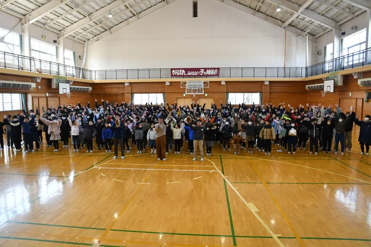 大谷就讀過的小學收到大谷翔瓶送出的棒球手套，當學生戴上手套玩接球的時候，全場響起熱烈掌聲與歡呼。翻攝奧州市官方推特