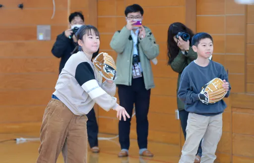 「大谷選手,加油」 學弟妹開箱愛心手套:感受到大谷的力量