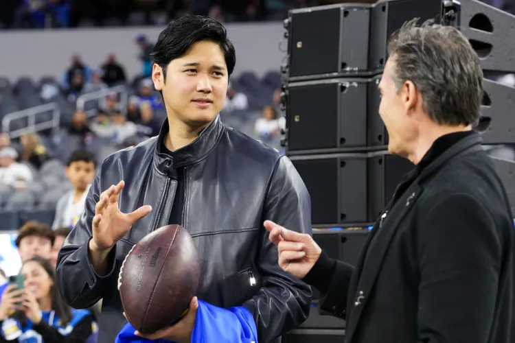 大谷翔平22日觀賞美式足球洛杉磯公羊與紐奧良聖徒的比賽。路透社