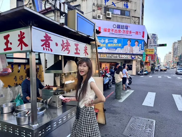 黃瓊慧與烤玉米店家合影。翻攝畫面