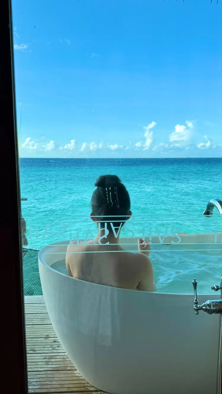 鄭家純美背濕身秀。翻攝自鄭家純臉書