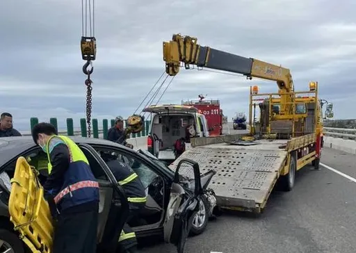 台61線轎車撞化學槽車 駕駛受困車內傷重不治