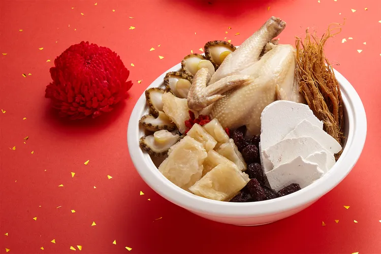 溫潤滋補的「鮑魚花膠蔘雞盅」為旅人點綴新春溫暖氛圍。業者提供