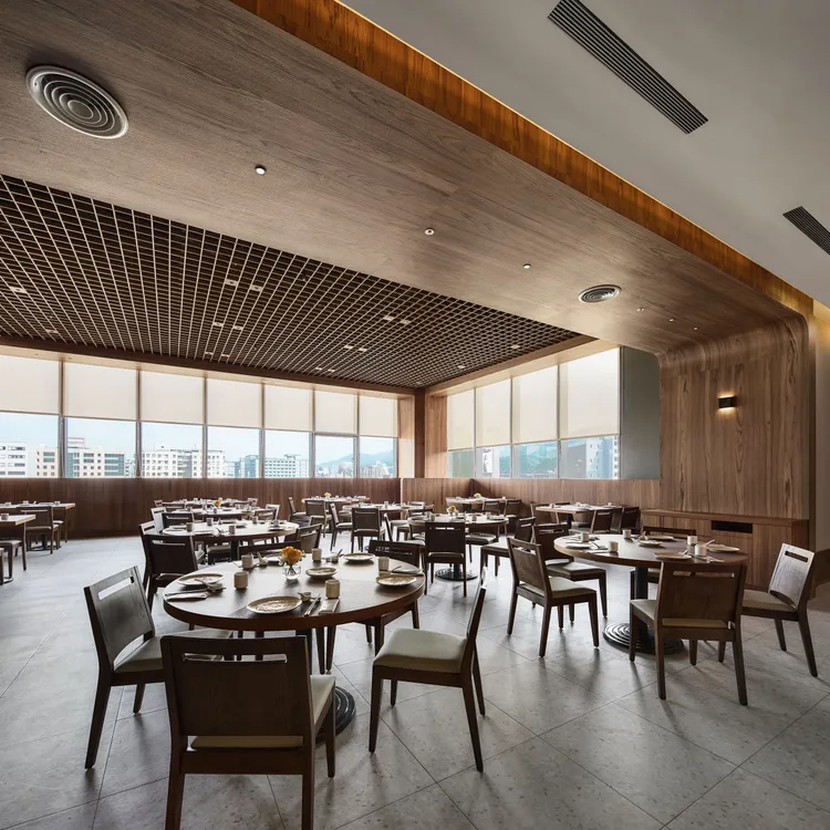 今年9月份以更大型營運型態進駐新店裕隆城的聚聚樓，今年春節也與松菸店同步開放外帶饗宴提領。業者提供