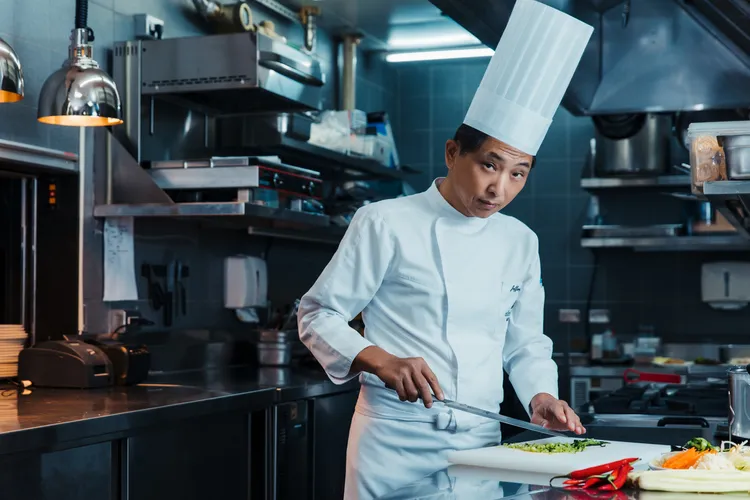 由廚齡逾四十年的主廚劉建峯以適合小家庭的精緻年菜為考量，打造一系列匯聚經典東方況味與人氣料理的海陸珍味。業者提供